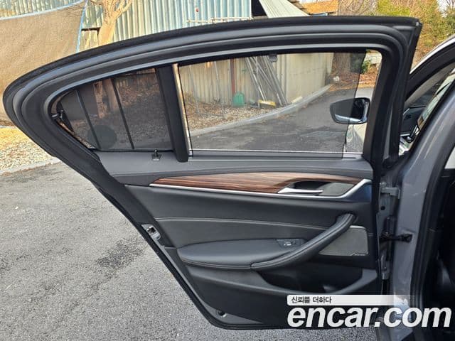 BMW 5 Series 2022 — Şəkil 19/20
