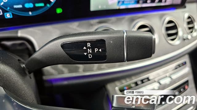 Mercedes-Benz E-Class 2022 — ფოტო 8/20