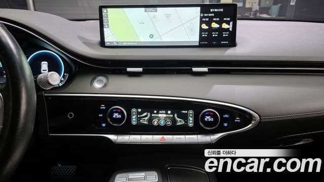 Genesis GV70 2021 — ფოტო 17/20