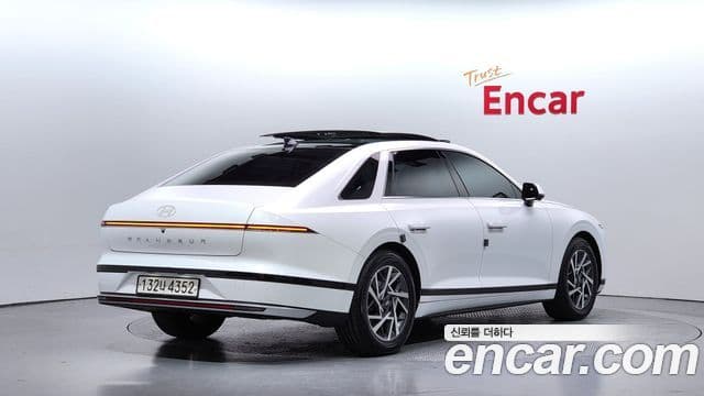 Hyundai Grandeur Hybrid 2023 — Photo 2/20