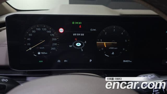 Kia Carnival 2023 — ფოტო 8/20