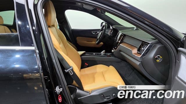 Volvo XC60 2021 — Фото 10/20