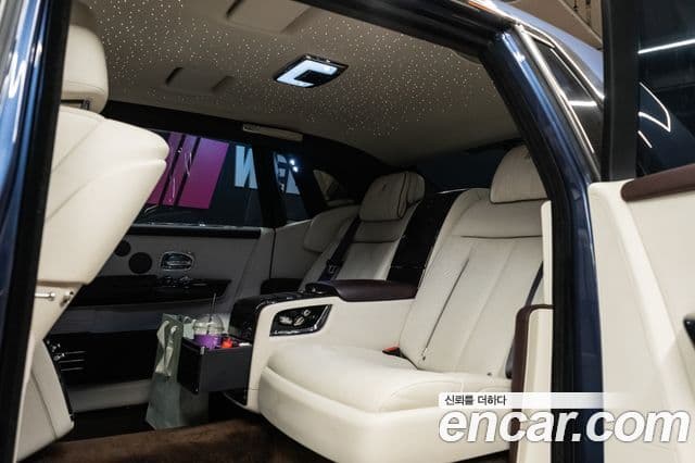 Rolls-Royce Phantom 2018 — фото 10 из 12