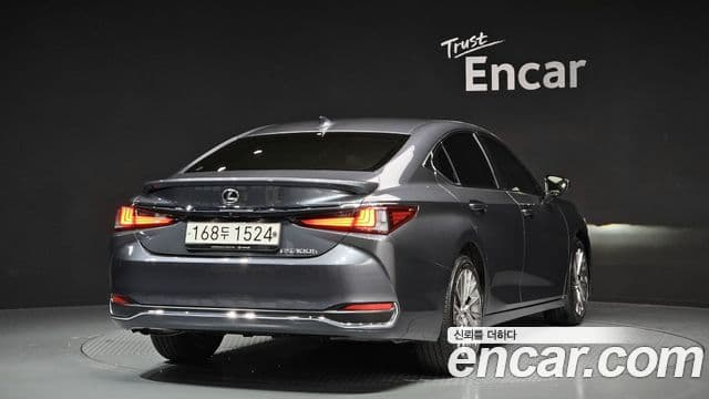Lexus ES300h 2023 — Фото 2/20