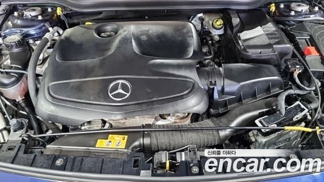 Mercedes-Benz GLA-Class 2018 — Şəkil 8/20