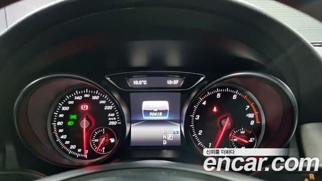 Mercedes-Benz GLA-Class 2018 — Şəkil 19/20