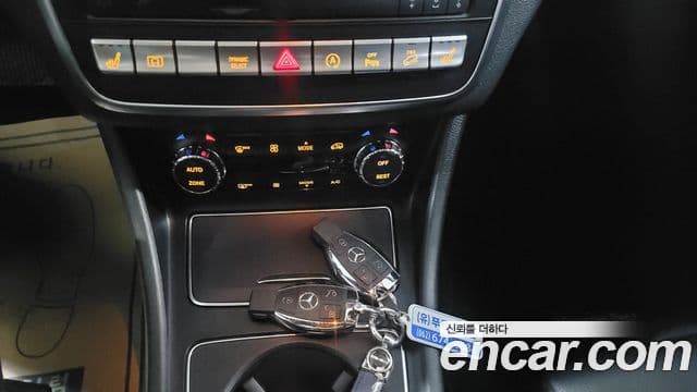 Mercedes-Benz GLA-Class 2018 — Şəkil 12/20