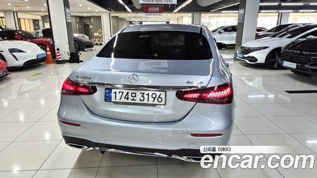 Mercedes-Benz E-Class 2022 — Photo 9/20