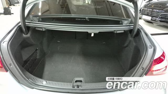 Mercedes-Benz E-Class 2022 — Photo 8/20