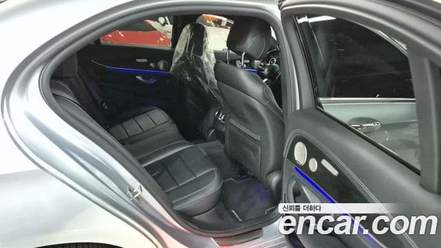Mercedes-Benz E-Class 2022 — Photo 12/20