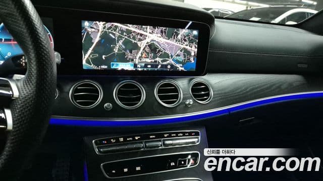Mercedes-Benz E-Class 2022 — Photo 16/20