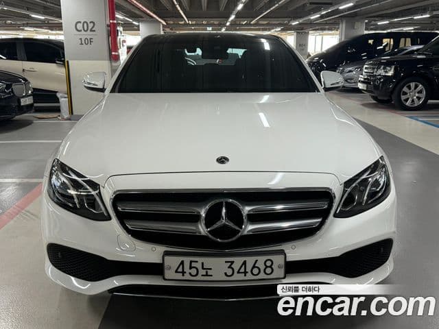 Mercedes-Benz E-Class 2019 — Photo 8/20