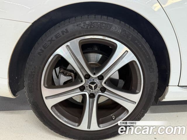 Mercedes-Benz E-Class 2019 — Photo 19/20