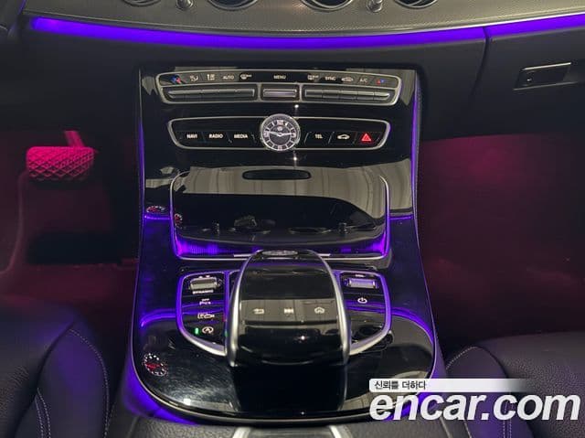 Mercedes-Benz E-Class 2019 — Photo 7/20