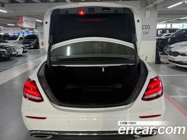 Mercedes-Benz E-Class 2019 — Photo 9/20