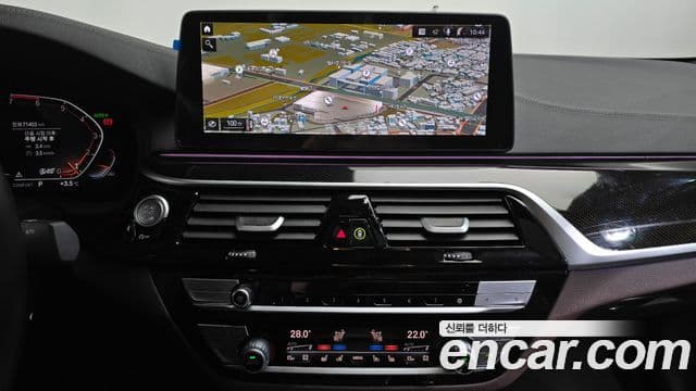 BMW 5 Series 2022 — фото 14 из 20