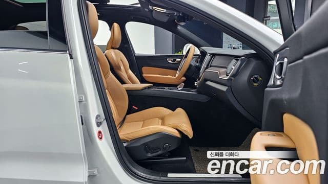 Volvo XC60 2022 — Şəkil 10/20