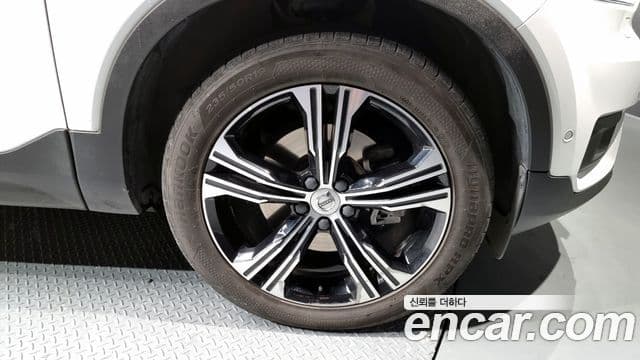 Volvo XC40 2019 — Photo 9/20