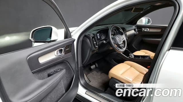 Volvo XC40 2019 — Photo 4/20