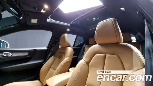 Volvo XC40 2019 — Photo 12/20