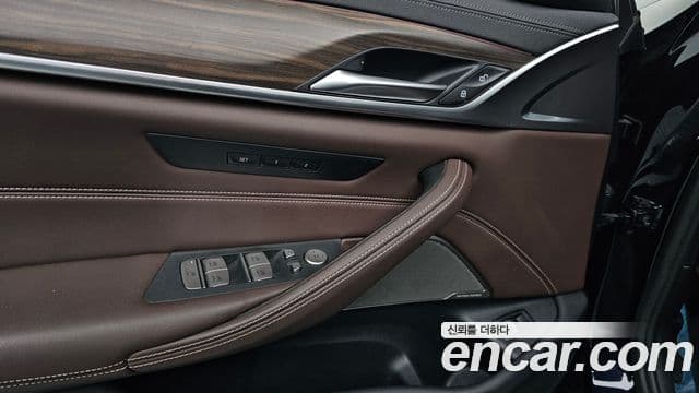 BMW 5 Series 2020 — ფოტო 18/20