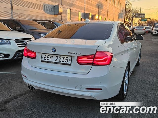 BMW 3 Series 2018 — ფოტო 15/20