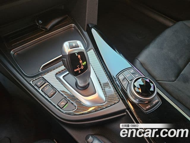BMW 3 Series 2018 — ფოტო 16/20