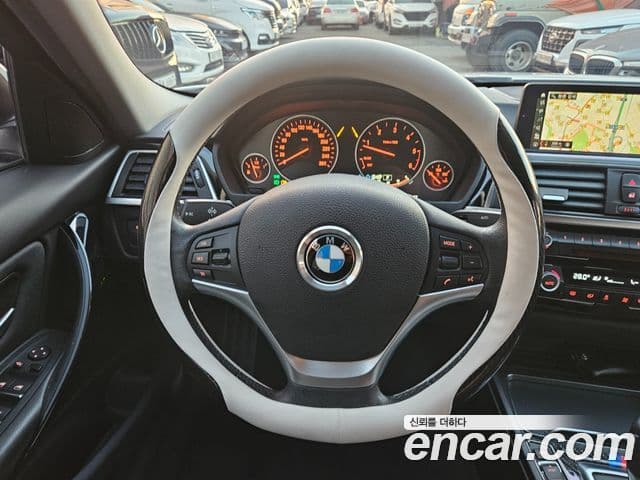 BMW 3 Series 2018 — ფოტო 13/20