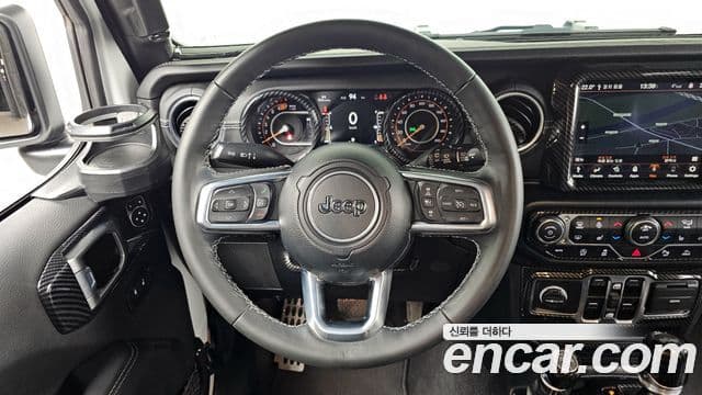 Jeep Wrangler 2023 — ფოტო 13/20