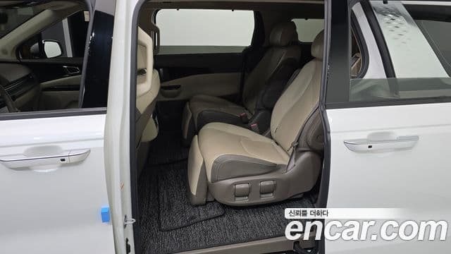 Kia Carnival 2021 — ფოტო 18/20