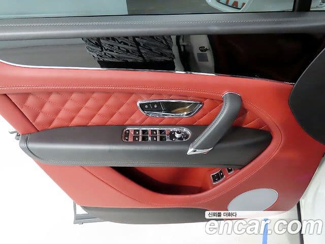 Bentley Bentayga 2018 — фото 14 из 20