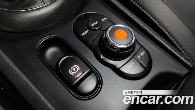 Mini Cooper Clubman 2021 — Фото 17/20