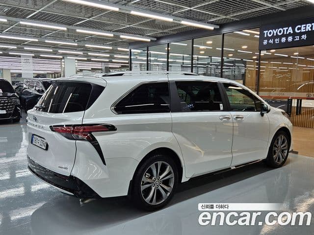 Toyota Sienna 2025 — Фото 1/20