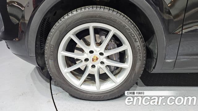 Porsche Cayenne 2019 — ფოტო 5/20