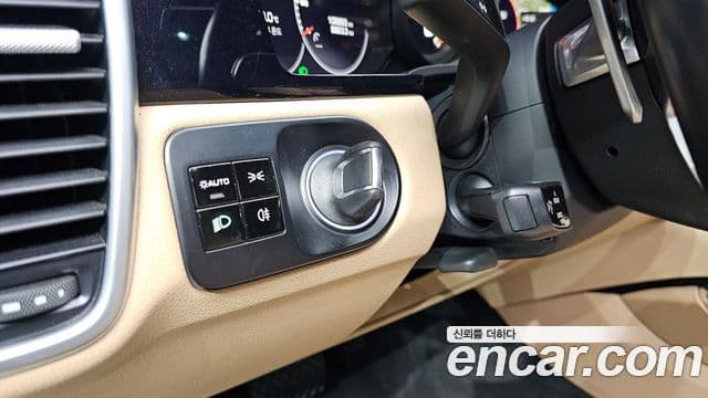 Porsche Cayenne 2019 — ფოტო 18/20