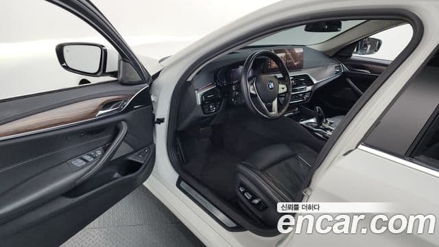 BMW 5 Series 2022 — фото 10 из 20