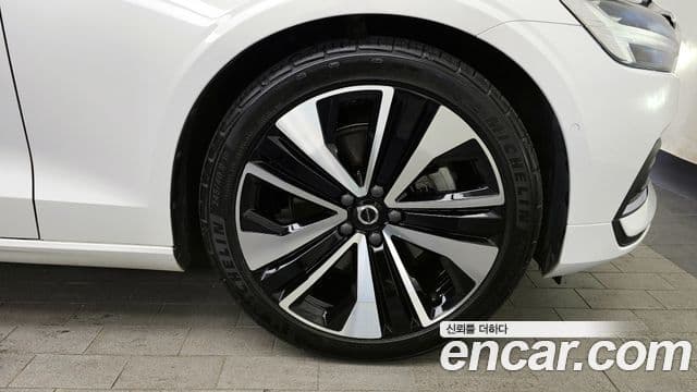 Volvo S60 2023 — ფოტო 5/20