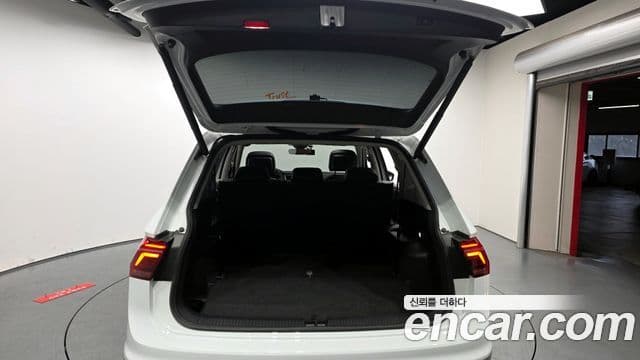 Volkswagen Tiguan Allspace 2023 — ფოტო 8/20