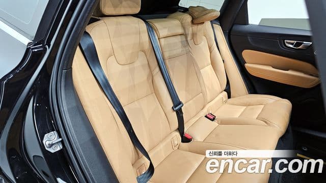 Volvo XC60 2021 — Şəkil 12/20
