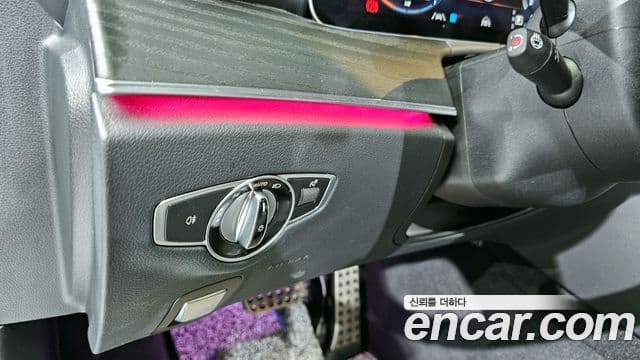 Mercedes-Benz E-Class 2022 — ფოტო 15/20
