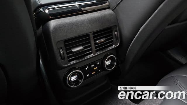 Land Rover Range Rover Velar 2025 — Фото 18/20