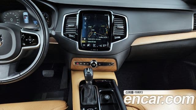Volvo XC90 2020 — ფოტო 14/20