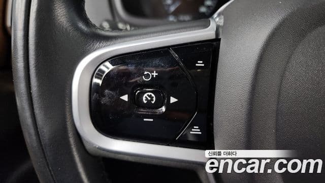 Volvo XC90 2020 — ფოტო 17/20