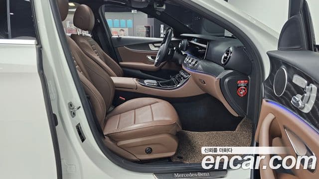 Mercedes-Benz E-Class 2022 — ფოტო 11/20