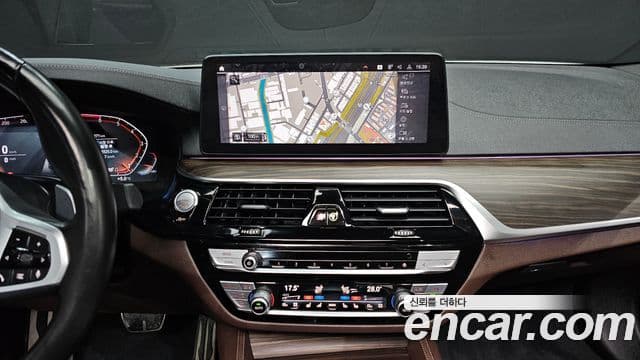 BMW 5 Series 2021 — Photo 18/20
