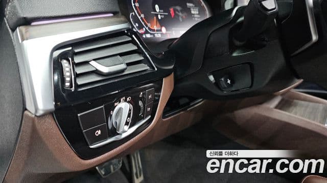 BMW 5 Series 2021 — Photo 12/20