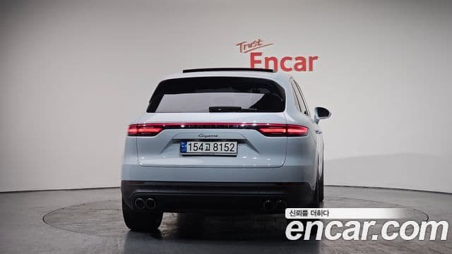 Porsche Cayenne 2023 — ფოტო 4/20