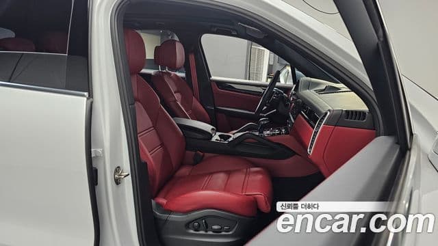 Porsche Cayenne 2023 — ფოტო 10/20