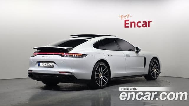 Porsche Panamera 2023 — Фото 1/20