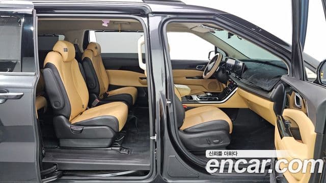 Kia Carnival 2023 — ფოტო 19/20